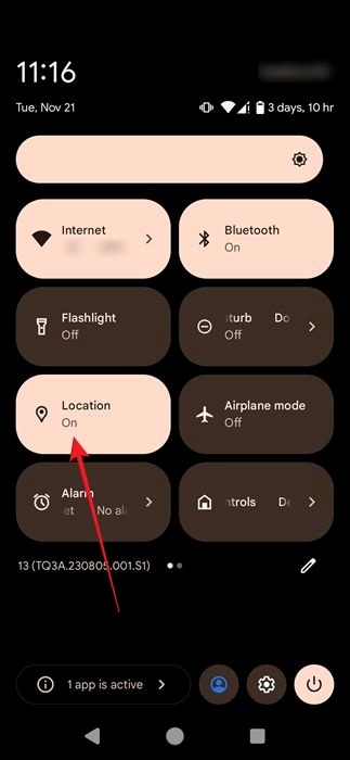 Turning off/on Location toggle in Android Quick Settings pane.